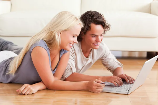 Junges Paar kauft online ein — Stockfoto