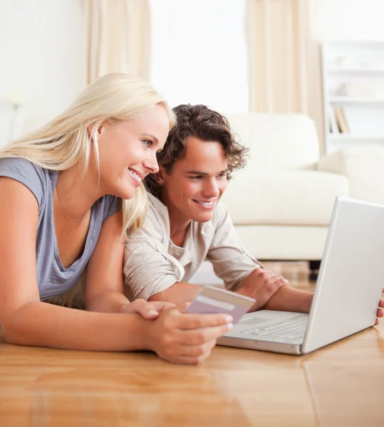 Bonito casal compra online — Fotografia de Stock