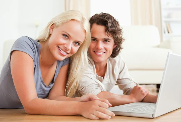 Close up of a couple with a laptop — Stock Photo, Image