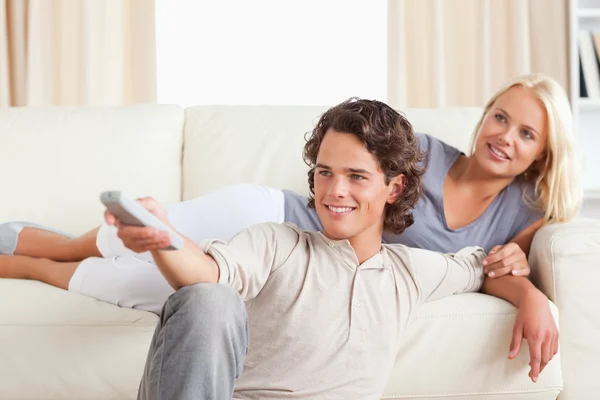 Sevimli genç bir çift TV izleme — Stok fotoğraf