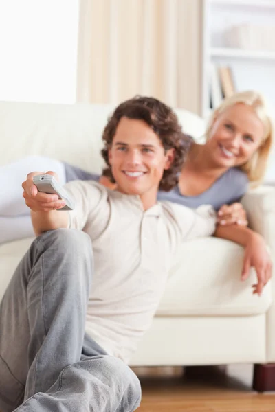 Retrato de um casal assistindo a televisão — Fotografia de Stock