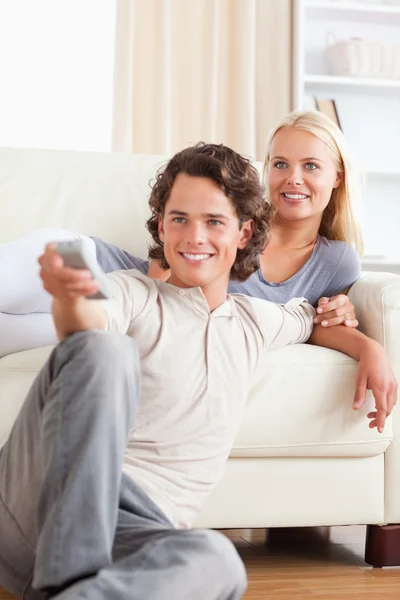 Retrato de um casal bonito assistindo a televisão — Fotografia de Stock