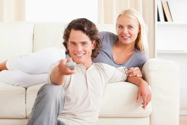 Adorável casal assistindo a televisão — Fotografia de Stock