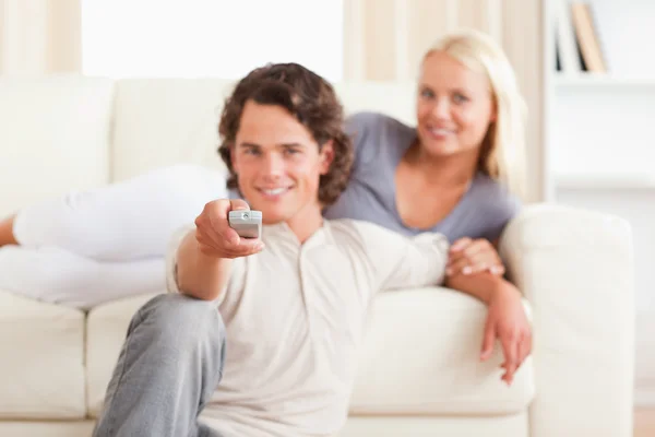 Leende par tittar på TV — Stockfoto