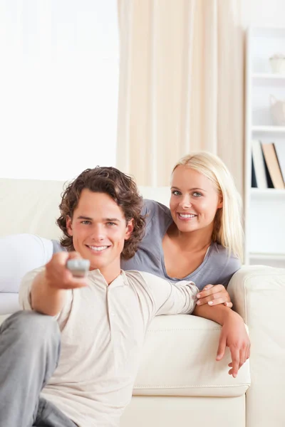 Portret szczęśliwy pary oglądania telewizji — Zdjęcie stockowe