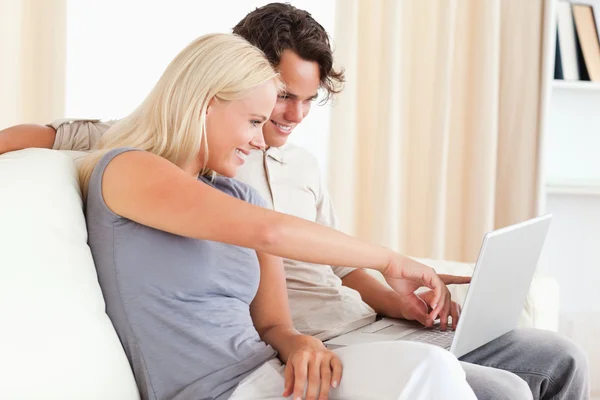 Žena ukazuje na něco k její snoubenec na obrazovce — Stock fotografie