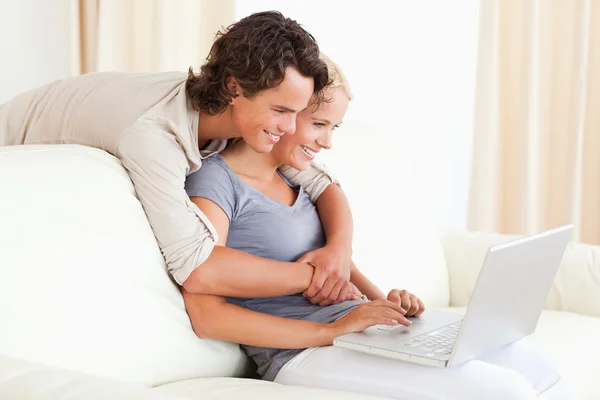 Sevimli genç bir çift bir dizüstü bilgisayar kullanarak — Stok fotoğraf