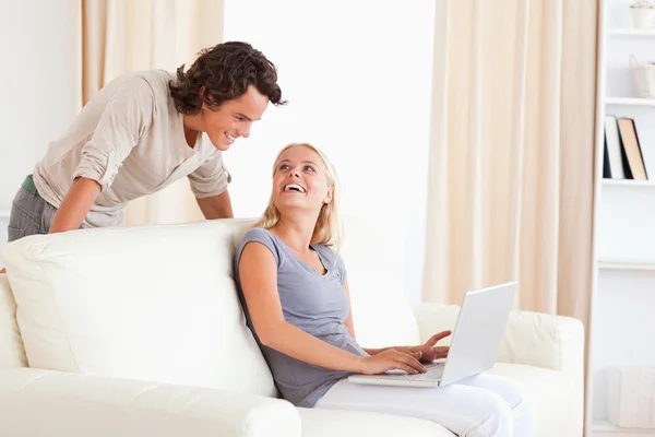 Laughing couple with a laptop — Stock Photo, Image