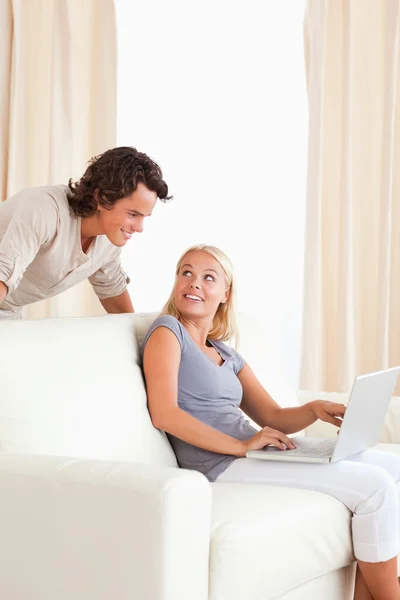 Portrait of a happy couple with a laptop — Stock Photo, Image