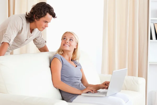 Happy couple with a laptop — Stock Photo, Image