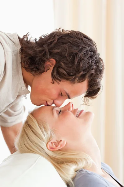 Porträtt av en man som kysser sin fästman på pannan — Stockfoto