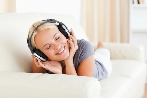 Mujer disfrutando un poco de música —  Fotos de Stock