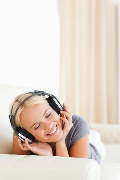 Portret kobiety korzystających trochę muzyki — Zdjęcie stockowe