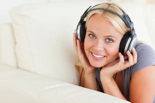 Mujer rubia disfrutando un poco de música —  Fotos de Stock
