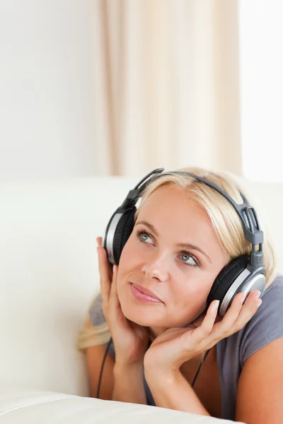 Porträt einer blonden Frau, die Musik genießt — Stockfoto