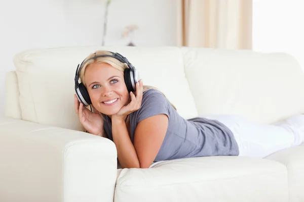 Mulher loira ouvindo música — Fotografia de Stock
