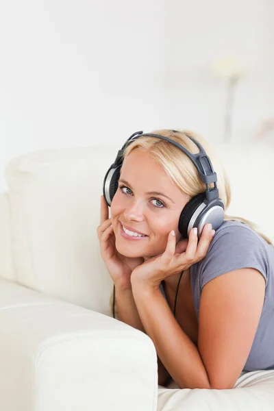 Porträtt av en blond kvinna lyssna på musik — Stockfoto