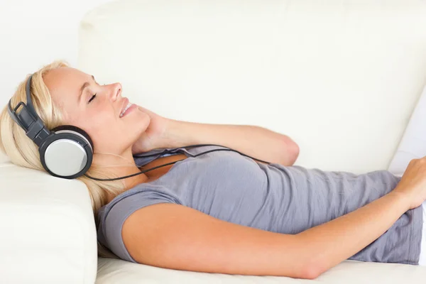 Красива жінка слухає музику — стокове фото