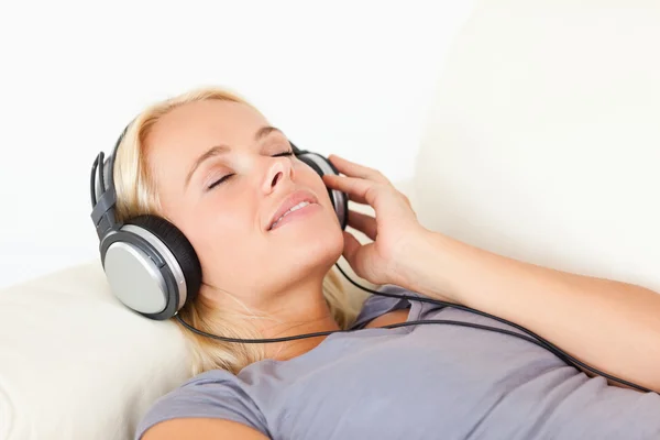 Prachtige vrouw luisteren naar muziek — Stockfoto