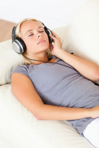 Retrato de una hermosa mujer escuchando música — Foto de Stock