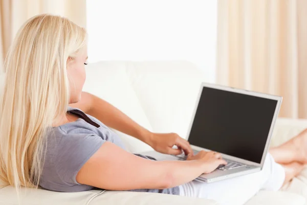 Blond kobieta za pomocą laptopa — Zdjęcie stockowe