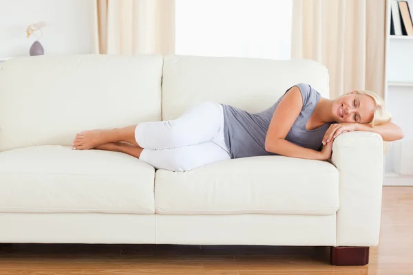 Спокойная женщина отдыхает на диване — стоковое фото