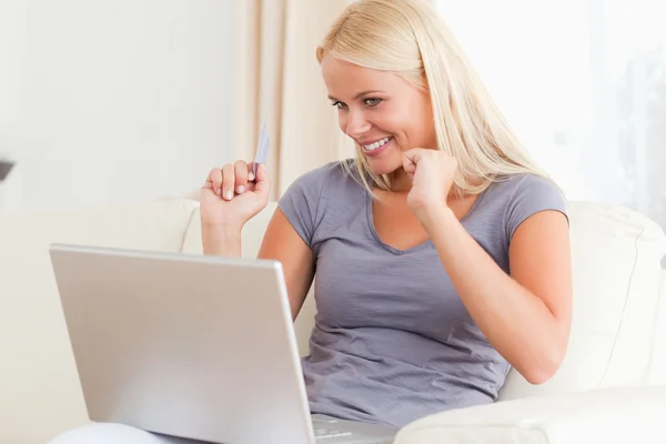 Vrouw juichen voor een laptop — Stockfoto