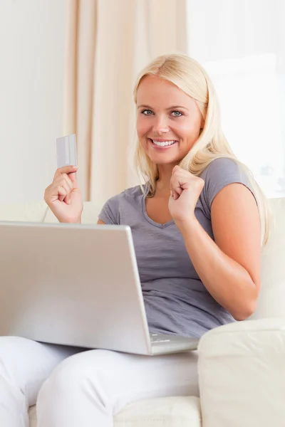 Portrait of a beautiful blond woman shopping online — Stock Photo, Image