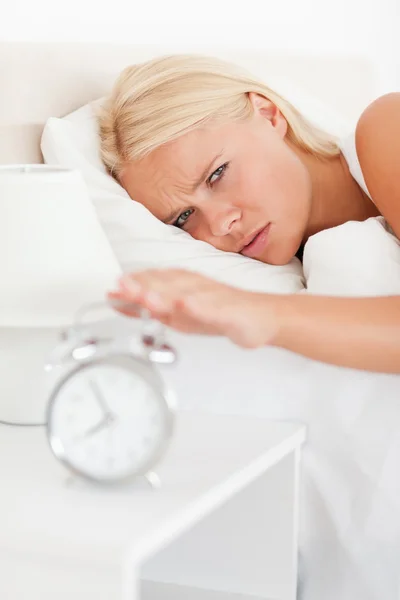 Portret kobiety, ładny obudzić alarmclock — Zdjęcie stockowe