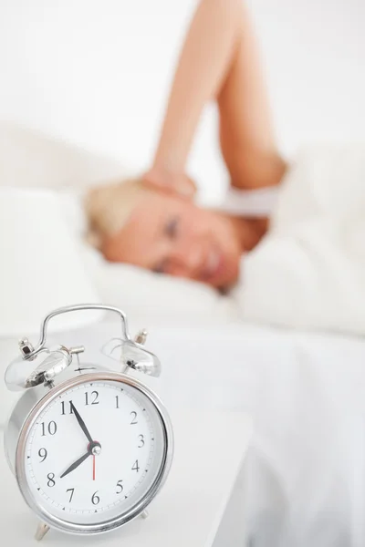 女性の目覚めの目覚し時計 — ストック写真