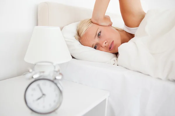 Kobieta budzi się w jej alarnclock — Zdjęcie stockowe