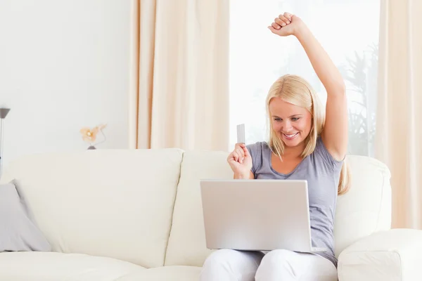 Sorridente donna bionda acquistare online — Foto Stock