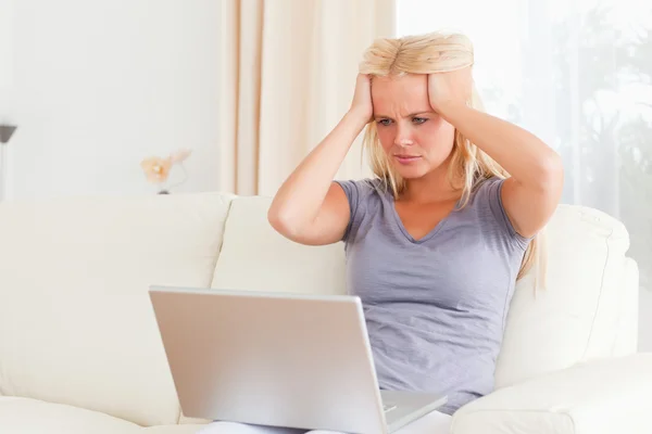 不开心的女人用一台笔记本电脑 — 图库照片