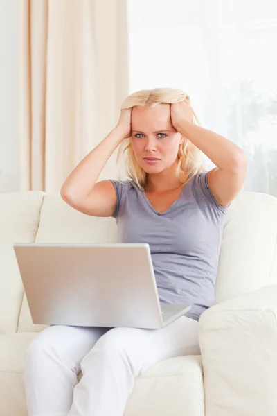 Portrait of an unhappy woman holding a laptop — Stock Photo, Image
