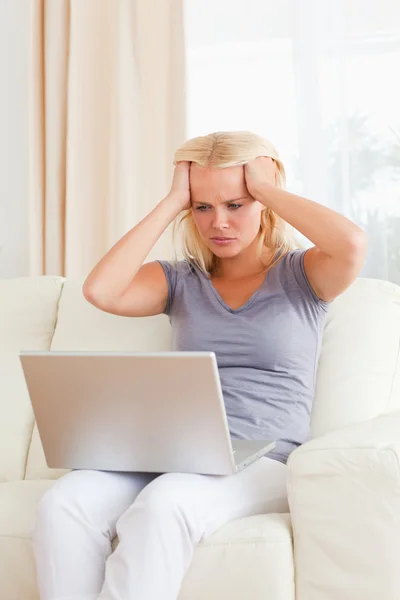 不开心的女人用一台笔记本电脑的肖像 — 图库照片