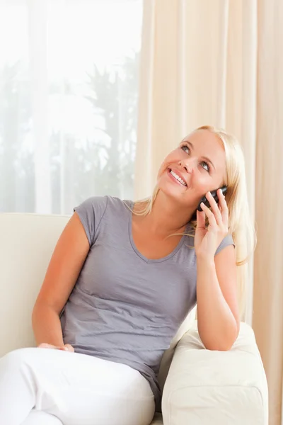 Porträtt av en skrattande kvinna tala i telefon — Stockfoto