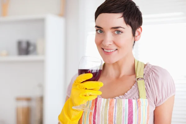 Красива жінка п'є вино в прибиральниці — стокове фото