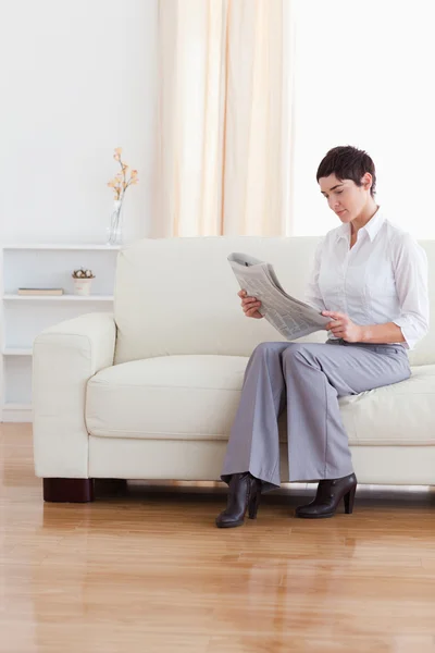 Donna d'affari bruna che legge le notizie — Foto Stock
