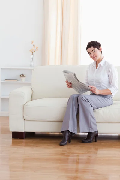 Vacker affärskvinna läsa nyheter — Stockfoto