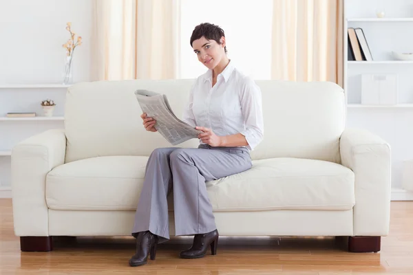 Чудова брюнетка бізнес-леді читає новини — стокове фото