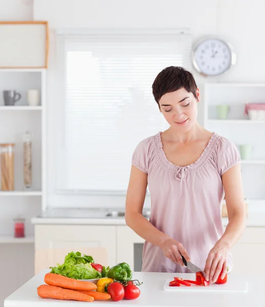 Preciosa mujer cortando verduras —  Fotos de Stock