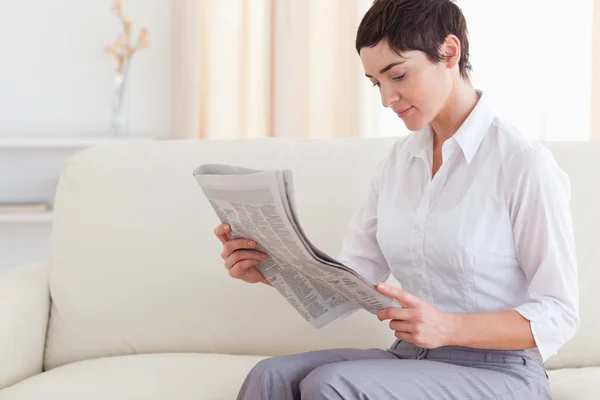 Beautiful woman reading the news — Stock Photo, Image