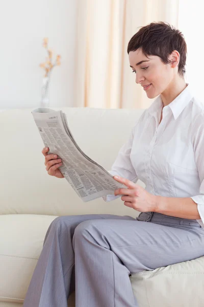 Retrato de uma bela mulher morena lendo as notícias — Fotografia de Stock