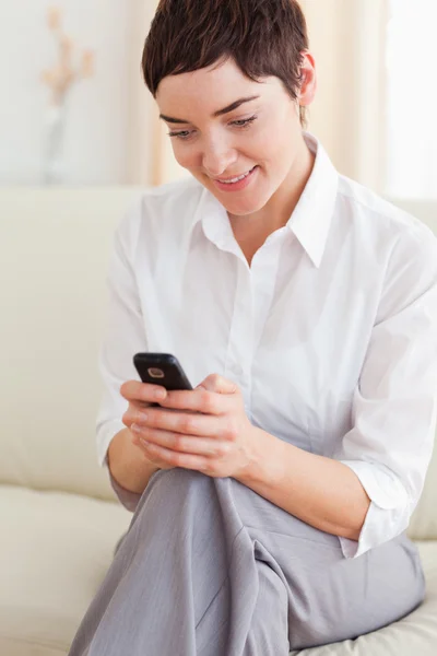 Portret van een brunette vrouw met een mobiele telefoon — Stockfoto