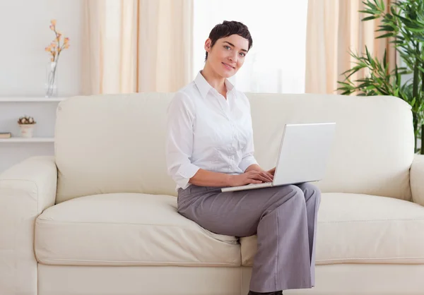 Beautiful short-haired woman with a laptop — Stock Photo, Image