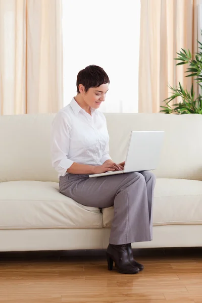 短头发的女人用一台笔记本电脑 — 图库照片