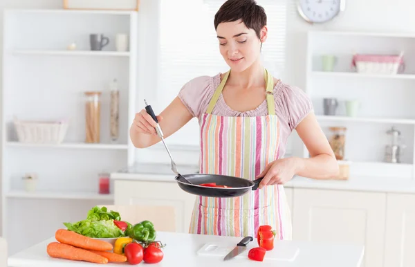 Söt kvinna matlagning — Stockfoto