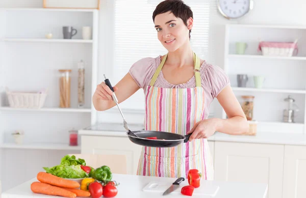 Prachtige vrouw koken — Stockfoto