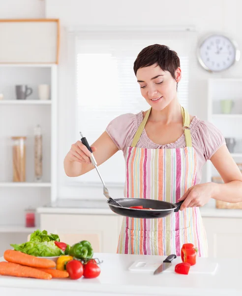 Улыбающаяся женщина готовит — стоковое фото