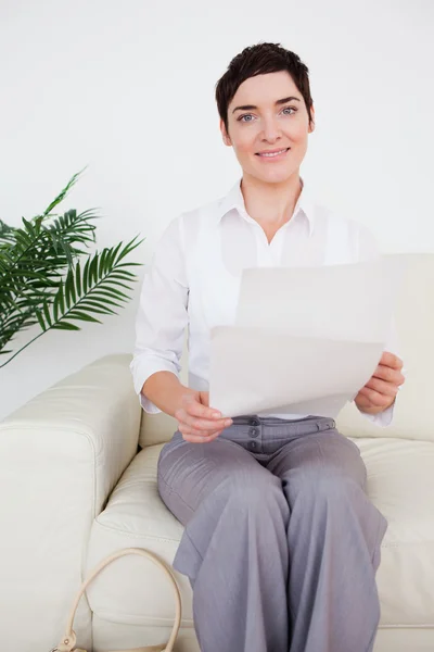 Woman with a paper — Stock Photo, Image